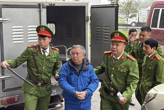 Cựu Chủ tịch Tổng c&ocirc;ng ty Xi măng Việt Nam hầu t&ograve;a v&igrave; sai phạm t&agrave;i ch&iacute;nh - Ảnh 4.