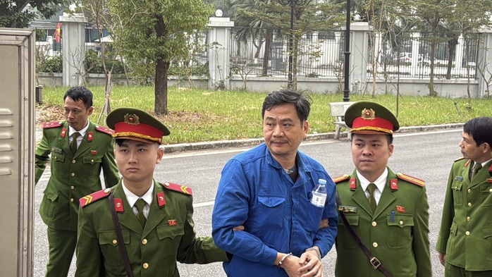 Cựu Chủ tịch Tổng c&ocirc;ng ty Xi măng Việt Nam hầu t&ograve;a v&igrave; sai phạm t&agrave;i ch&iacute;nh - Ảnh 3.