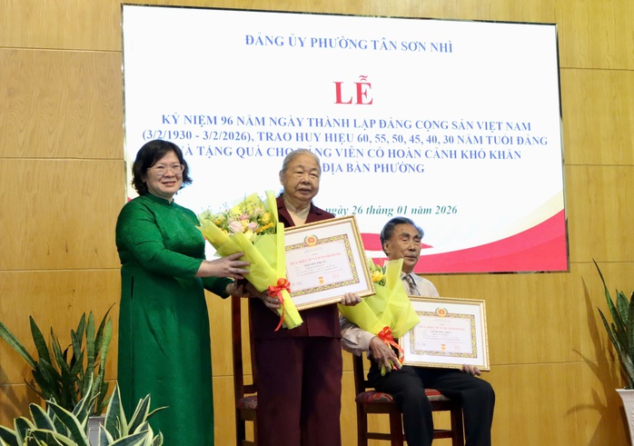 TPHCM tặng, truy tặng Huy hiệu Đảng đợt ng&agrave;y 3-2 cho 3.829 đảng vi&ecirc;n - Ảnh 5.