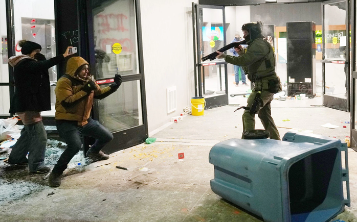 Căng thẳng leo thang tại Minneapolis, ông Donald Trump tuyên bố rút lực lượng đặc nhiệm - Ảnh 1.