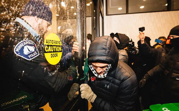 Căng thẳng leo thang tại Minneapolis, ông Donald Trump tuyên bố rút lực lượng đặc nhiệm - Ảnh 2.