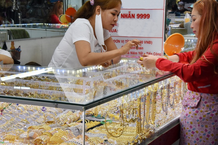 Gi&aacute; v&agrave;ng h&ocirc;m nay 27-1: Tăng mạnh lập kỷ lục rồi bất ngờ lao xuống - Ảnh 1.