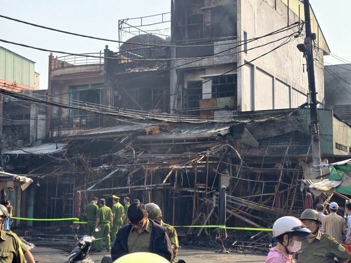 Ch&aacute;y nhiều căn nh&agrave; ở phường B&igrave;nh Đ&ocirc;ng- TPHCM l&uacute;c rạng s&aacute;ng - Ảnh 1.