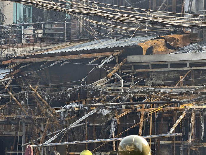 Ch&aacute;y nhiều căn nh&agrave; ở phường B&igrave;nh Đ&ocirc;ng- TPHCM l&uacute;c rạng s&aacute;ng - Ảnh 2.