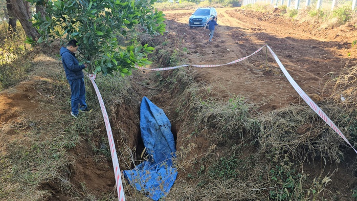 Hiện trường cướp ng&acirc;n h&agrave;ng tại gia Lai: T&igrave;m thấy xe m&aacute;y nghi ch&ocirc;n giấu - Ảnh 3.