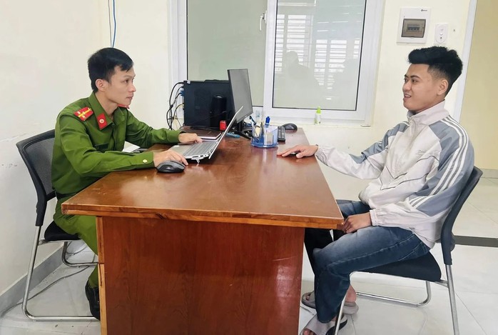 T&agrave;i khoản bất ngờ nhận gần nửa tỉ, thanh ni&ecirc;n tr&igrave;nh b&aacute;o c&ocirc;ng an - Ảnh 1.