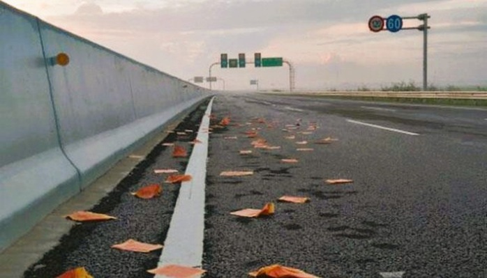 Thanh H&oacute;a cấm rải v&agrave;ng m&atilde; tr&ecirc;n đường đưa tang - Ảnh 1.