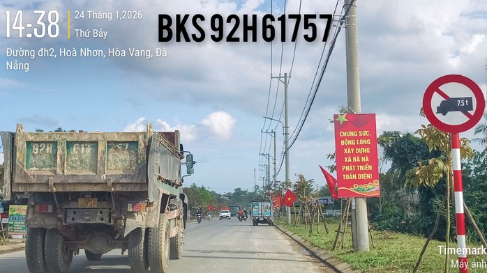 CSGT Đ&agrave; Nẵng xử l&yacute; xe qu&aacute; tải vi phạm đường cấm tại B&agrave; N&agrave; - Ảnh 2.
