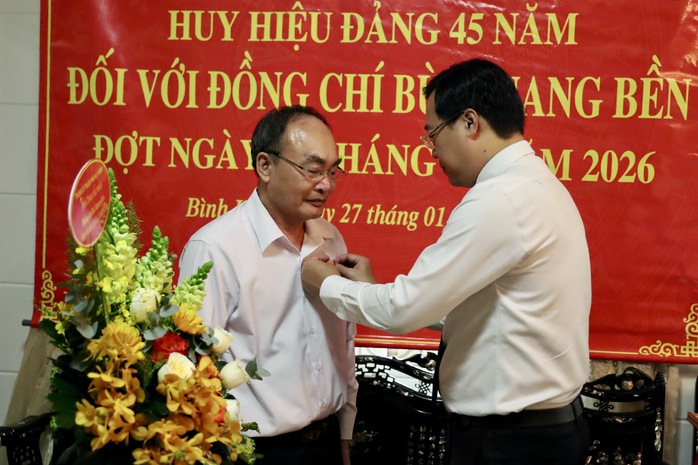 L&atilde;nh đạo Th&agrave;nh ủy TPHCM trao Huy hiệu Đảng cho đảng vi&ecirc;n - Ảnh 2.