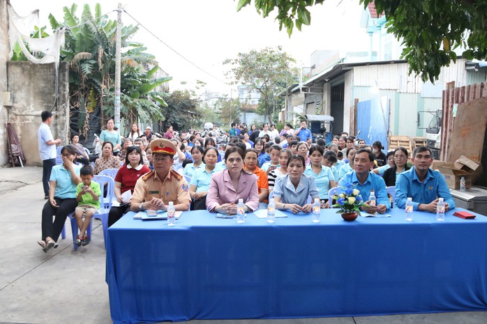 Vui Tết c&ugrave;ng c&ocirc;ng nh&acirc;n ở trọ - Ảnh 1.