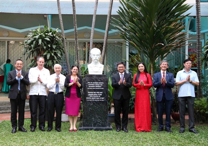 Kh&aacute;nh th&agrave;nh tượng Anh h&ugrave;ng d&acirc;n tộc Cuba Jose Marti tại TP HCM - Ảnh 1.