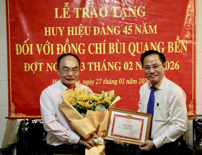 L&atilde;nh đạo Th&agrave;nh ủy TPHCM trao Huy hiệu Đảng cho đảng vi&ecirc;n - Ảnh 3.