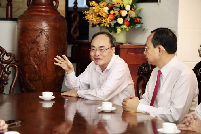 L&atilde;nh đạo Th&agrave;nh ủy TPHCM trao Huy hiệu Đảng cho đảng vi&ecirc;n - Ảnh 4.