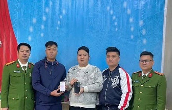 Thầy giáo bất ngờ nhận 400 triệu đồng từ tài khoản lạ - Ảnh 1.