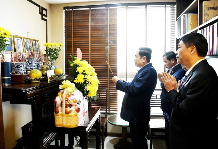 Chủ tịch Quốc hội Trần Thanh Mẫn tri ân nguyên lãnh đạo Đảng và Nhà nước - Ảnh 4. Chủ tịch Quốc hội Trần Thanh Mẫn tri ân nguyên lãnh đạo Đảng và Nhà nước - Ảnh 4.