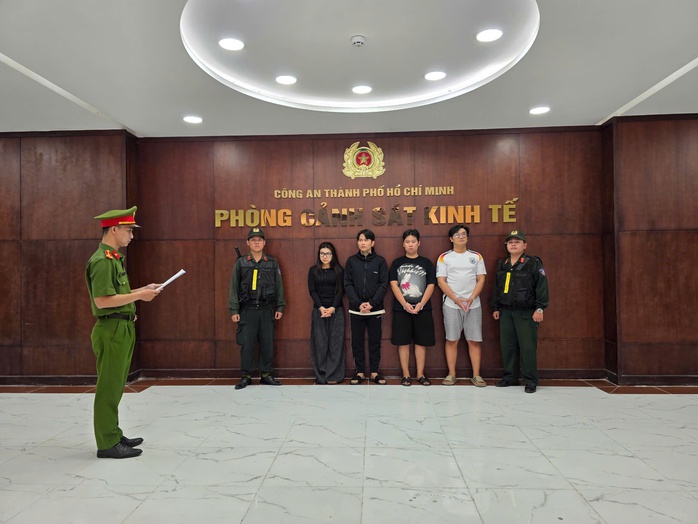 Công an TPHCM bắt nhóm mua bán hoạt động bí mật trên mạng xã hội - Ảnh 1.