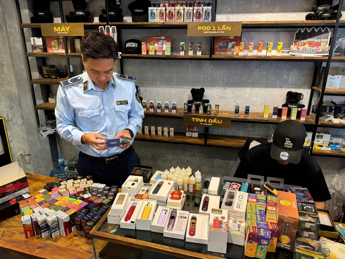 Để kh&aacute;ch h&uacute;t thuốc l&aacute; điện tử tại qu&aacute;n, chủ c&oacute; thể bị phạt đến 10 triệu đồng - Ảnh 2.