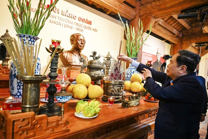 Chủ tịch Quốc hội Trần Thanh Mẫn tri ân nguyên lãnh đạo Đảng và Nhà nước - Ảnh 1. Chủ tịch Quốc hội Trần Thanh Mẫn tri ân nguyên lãnh đạo Đảng và Nhà nước - Ảnh 1.