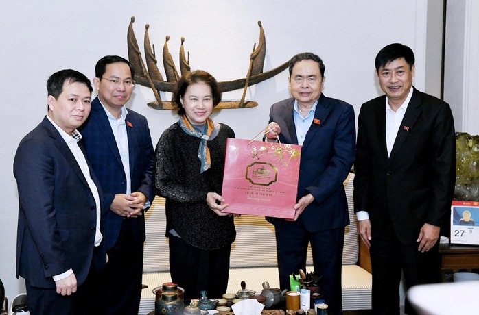 Chủ tịch Quốc hội Trần Thanh Mẫn tri ân nguyên lãnh đạo Đảng và Nhà nước - Ảnh 8. Chủ tịch Quốc hội Trần Thanh Mẫn tri ân nguyên lãnh đạo Đảng và Nhà nước - Ảnh 8.