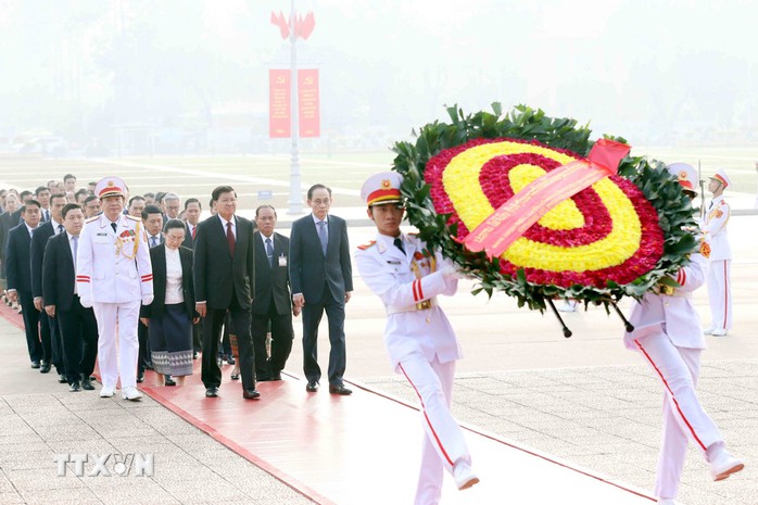 Tổng B&iacute; thư, Chủ tịch nước L&agrave;o Thongloun Sisoulith v&agrave;o Lăng viếng Chủ tịch Hồ Ch&iacute; Minh - Ảnh 2.