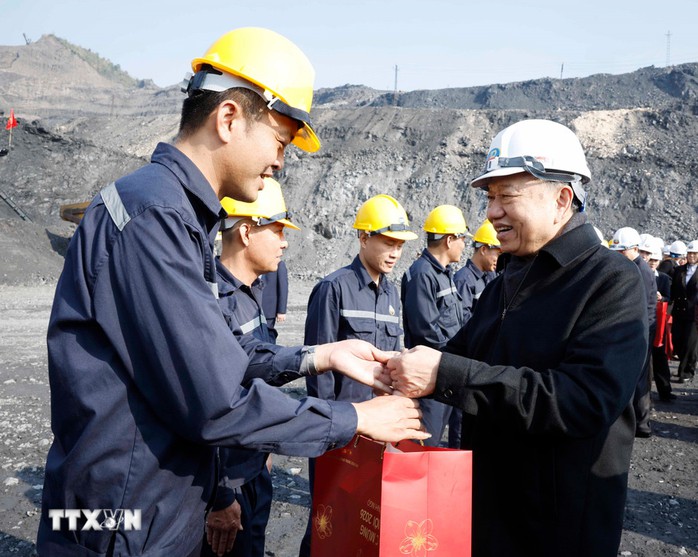 Tổng B&iacute; thư T&ocirc; L&acirc;m gặp mặt, ch&uacute;c Tết c&ocirc;ng nh&acirc;n ng&agrave;nh Than tại Quảng Ninh - Ảnh 2.