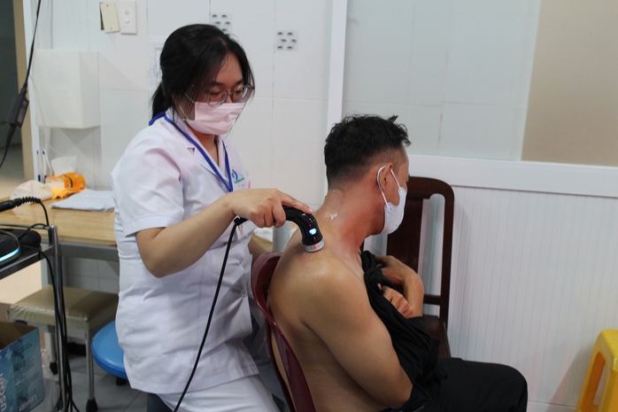 TPHCM: Người l&agrave;m việc tại trạm y tế x&atilde; được phụ cấp 7-9 triệu đồng/th&aacute;ng? - Ảnh 1.