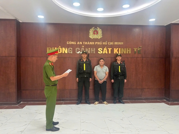 Công an TPHCM bắt nhóm người đột nhập chùa trộm 11 con rùa - Ảnh 1.