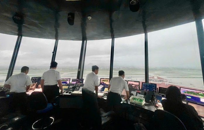 Nội B&agrave;i t&ecirc; liệt tạm thời v&igrave; sương m&ugrave;, nhiều chuyến bay phải bay v&ograve;ng, ho&atilde;n cất c&aacute;nh, chuyển hướng - Ảnh 2.