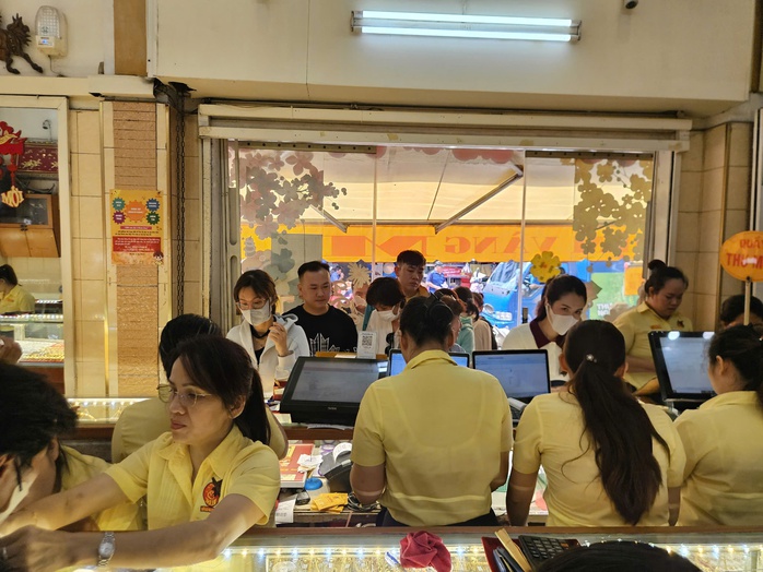 Gi&aacute; v&agrave;ng, bạc "n&oacute;ng bỏng tay" - Ảnh 1.