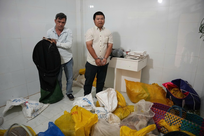 C&ocirc;ng an TPHCM bắt quả tang trộm cắp ch&oacute; m&egrave;o tr&aacute;i ph&eacute;p tại phường T&acirc;n Hưng - Ảnh 2.