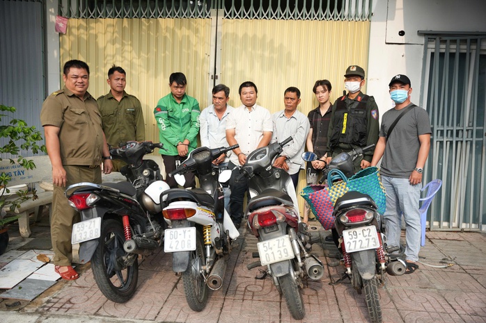 C&ocirc;ng an TPHCM bắt quả tang trộm cắp ch&oacute; m&egrave;o tr&aacute;i ph&eacute;p tại phường T&acirc;n Hưng - Ảnh 1.