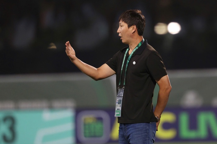 Mối lương duy&ecirc;n tr&ecirc;n s&acirc;n cỏ - Ảnh 1.