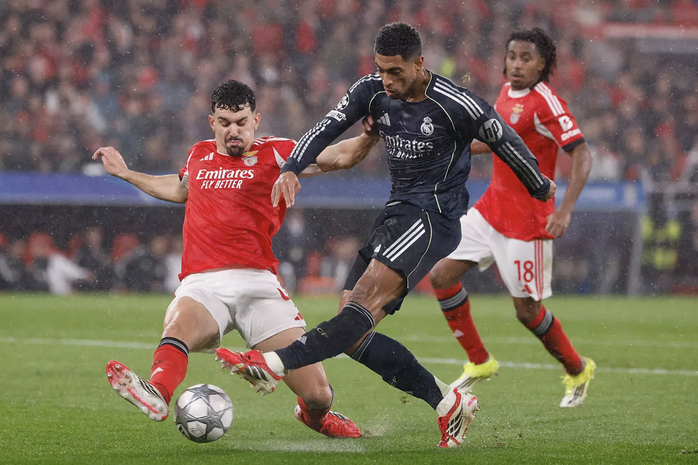 Thủ m&ocirc;n lập si&ecirc;u phẩm, Benfica quật ng&atilde; Real Madrid đoạt v&eacute; play-off - Ảnh 1.