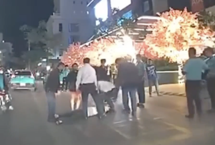 T&agrave;i xế Grab bị đấm gục tại Gold Coast Nha Trang: Nguy&ecirc;n nh&acirc;n v&agrave; diễn biến vụ việc - Ảnh 1.