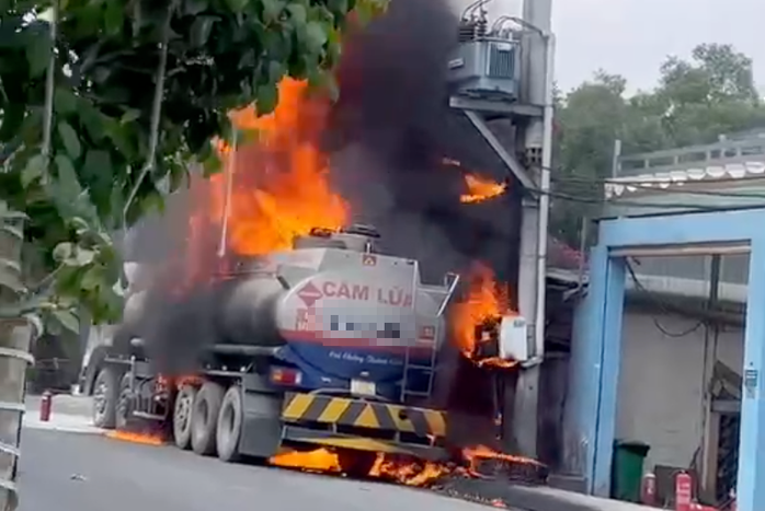 Vụ ch&aacute;y xe bồn chở xăng ở TPHCM g&acirc;y hoang mang tại x&atilde; Nh&agrave; B&egrave; - Ảnh 5.