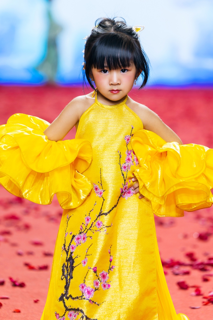 Mẫu nhí Tú Uyên được săn đón - Ảnh 6. Mẫu nhí Tú Uyên được săn đón - Ảnh 5.