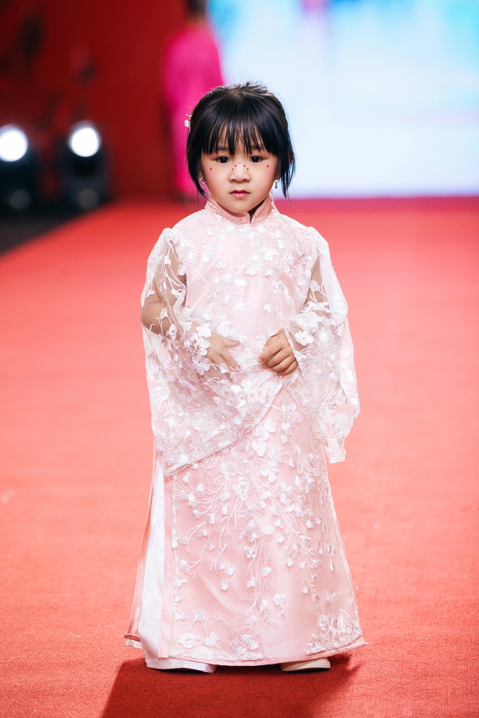 Mẫu nhí Tú Uyên được săn đón - Ảnh 4. Mẫu nhí Tú Uyên được săn đón - Ảnh 3.