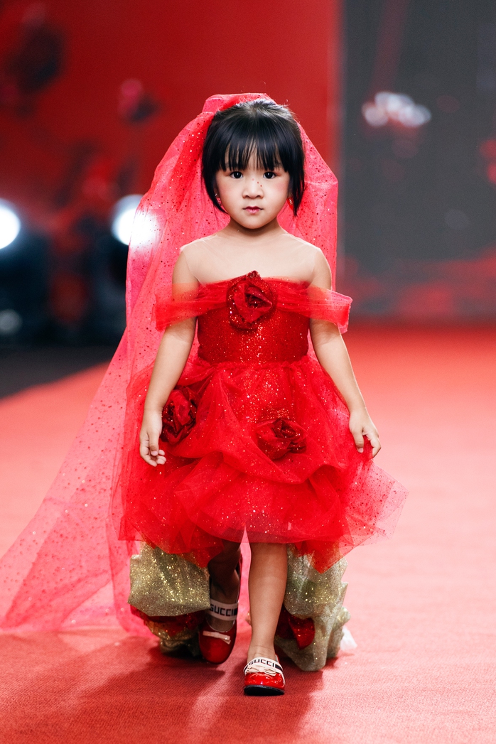 Mẫu nhí Tú Uyên được săn đón - Ảnh 1. Mẫu nhí Tú Uyên được săn đón - Ảnh 1.