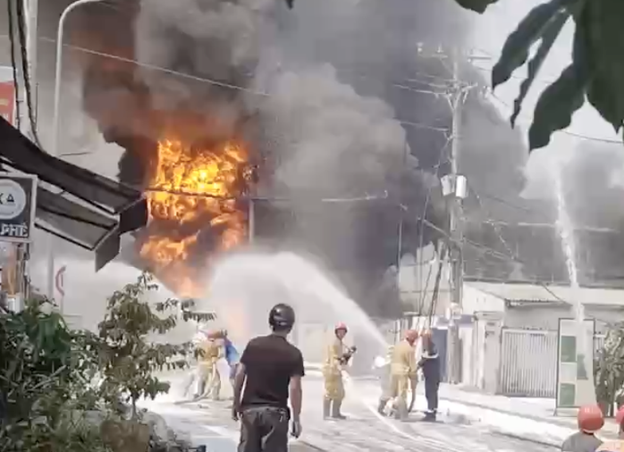 Ch&aacute;y xe bồn chở xăng ở TPHCM: Nguy&ecirc;n nh&acirc;n v&agrave; diễn biến vụ việc nghi&ecirc;m trọng - Ảnh 3.