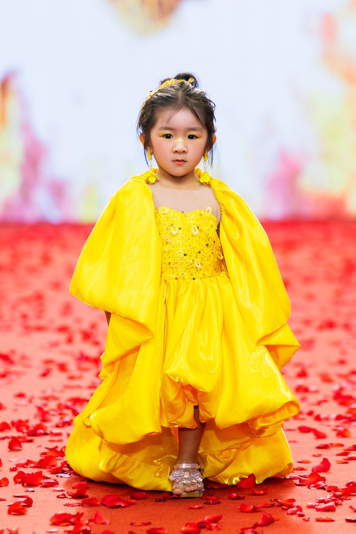 Mẫu nhí Tú Uyên được săn đón - Ảnh 3. Mẫu nhí Tú Uyên được săn đón - Ảnh 2.
