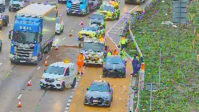 Tiền đạo Tottenham tai nạn xe hơi, chiếc Ferrari biến dạng - Ảnh 2.