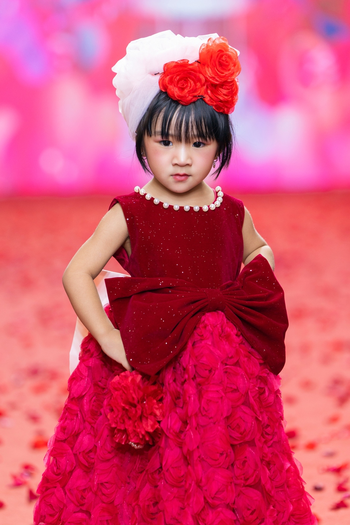 Mẫu nhí Tú Uyên được săn đón - Ảnh 5. Mẫu nhí Tú Uyên được săn đón - Ảnh 4.