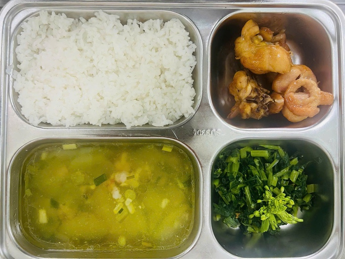 Bữa ăn b&aacute;n tr&uacute; của học sinh tiểu học Nguyễn Văn Trỗi g&acirc;y tranh c&atilde;i - Ảnh 3.