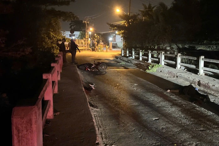 Điều tra nguy&ecirc;n nh&acirc;n nam thanh ni&ecirc;n tử vong tr&ecirc;n cầu Ch&ugrave;m Chụp tại TPHCM - Ảnh 1.