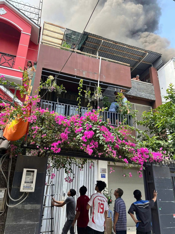 Ch&aacute;y xe bồn chở xăng dầu ở TPHCM - Ảnh 2.