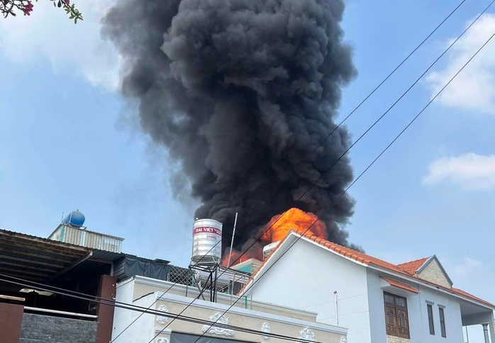 Ch&aacute;y xe bồn chở xăng dầu ở TPHCM - Ảnh 1.