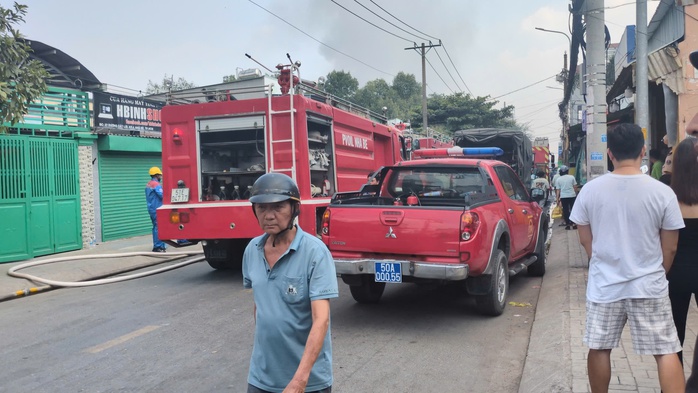 Vụ ch&aacute;y xe bồn chở xăng ở TPHCM g&acirc;y hoang mang tại x&atilde; Nh&agrave; B&egrave; - Ảnh 3.