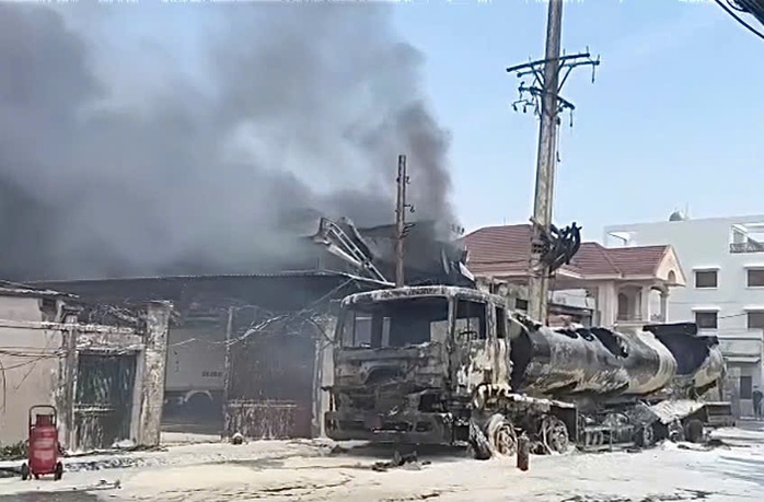 Vụ ch&aacute;y xe bồn chở xăng ở TPHCM g&acirc;y hoang mang tại x&atilde; Nh&agrave; B&egrave; - Ảnh 1.