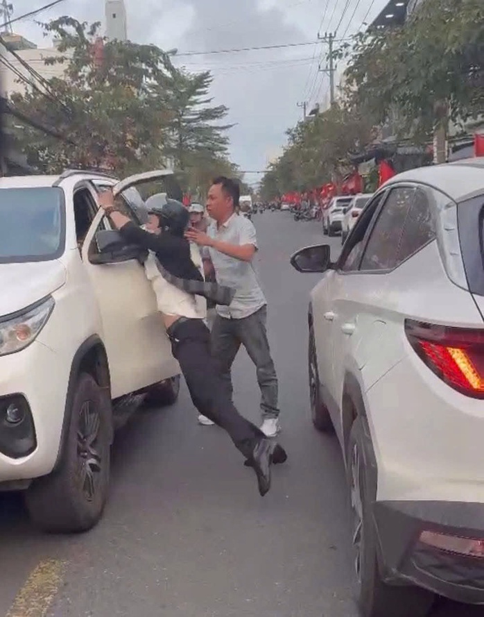 Bắt tạm giam người đánh tài xế ô tô gây rối trật tự công cộng tại Đà Nẵng - Ảnh 1. Bắt tạm giam người đánh tài xế ô tô gây rối trật tự công cộng tại Đà Nẵng - Ảnh 1.