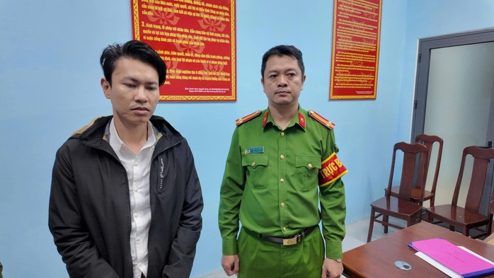 Bắt tạm giam người đánh tài xế ô tô gây rối trật tự công cộng tại Đà Nẵng - Ảnh 2. Bắt tạm giam người đánh tài xế ô tô gây rối trật tự công cộng tại Đà Nẵng - Ảnh 2.